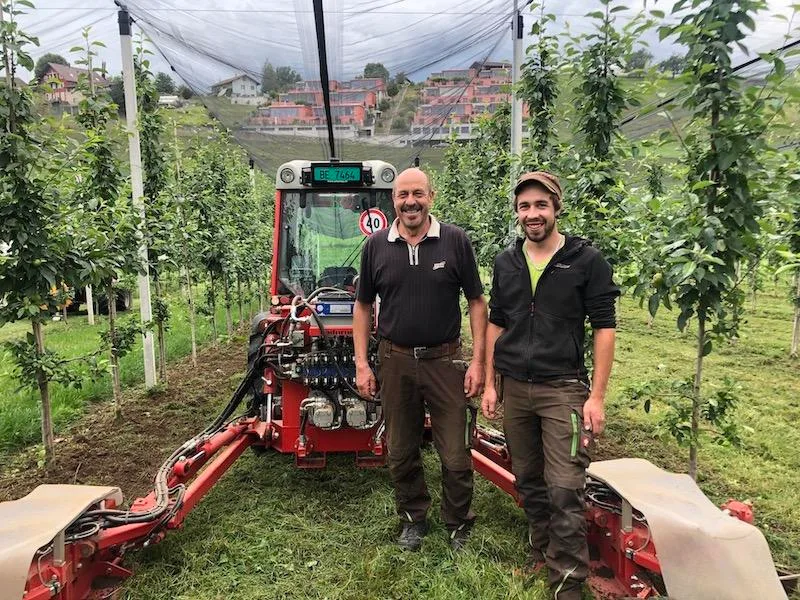 1e6ba110d336e450491baa7467f0677c2e0206f4 Paul (links) und Marco Messerli mit ihrem Ferrari, dem Ladurner. Mit dem Gerät hackt man den Baumstreifen gegen Unkraut oder kann damit auch Mist und Mulch einarbeiten. (Bild Esther Thalmann)