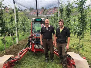 Paul (links) und Marco Messerli mit ihrem Ferrari, dem Ladurner. Mit dem Gerät hackt man den Baumstreifen gegen Unkraut oder kann damit auch Mist und Mulch einarbeiten. (Bild Esther Thalmann)