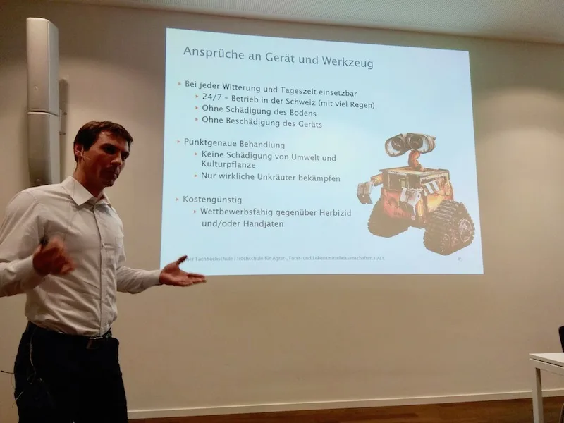 fe950d9ff4d3e74df300833aed2bac9ea22579f9 Martin Bauer der Gruppe Agrar- und Verfahrenstechniken stellte einen Roboter zur Unkrautvertilgung vor. Dieser funktioniert mit Hochfrequenzerwärmung. (Bild Alice Sager)