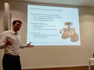 Martin Bauer der Gruppe Agrar- und Verfahrenstechniken stellte einen Roboter zur Unkrautvertilgung vor. Dieser funktioniert mit Hochfrequenzerwärmung. (Bild Alice Sager)