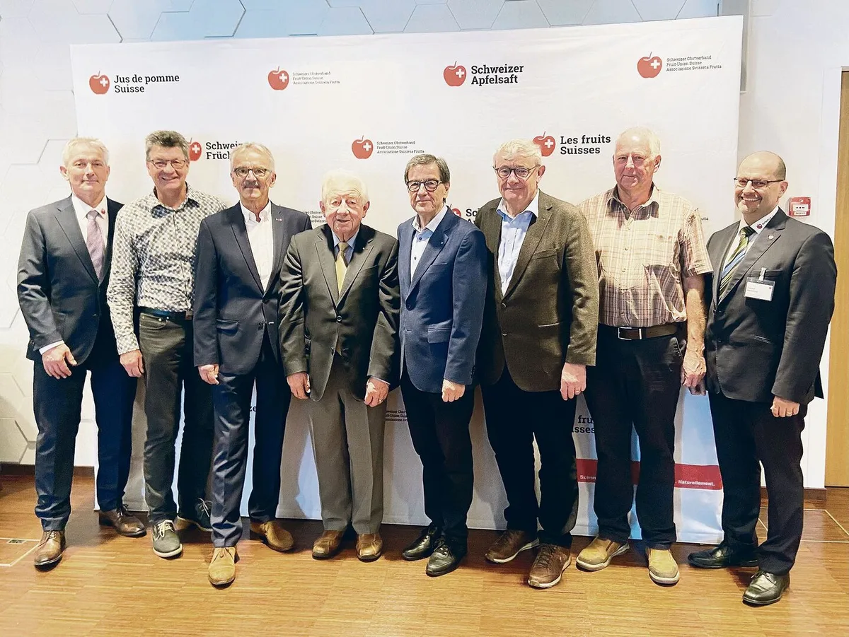d00b93f0e96a9cf67807faeac9af9c0830989ea0b86195d7338ab16481aac914 Gruppenbild mit Ehrenmitgliedern (v. l.): SOV-Präsident Jürg Hess, Edi Huber, Bruno Jud, Hans-Ueli Daepp, Bruno Pezzatti, Ernst Möhl, Benno Huber und Direktor Jimmy Mariéthoz.