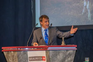 Reto Grünenfelder (hier an der DV von Braunvieh Schweiz 2019) wurde vom Vize- zum Präsidenten der ASR befördert. (Bild Braunvieh Schweiz))