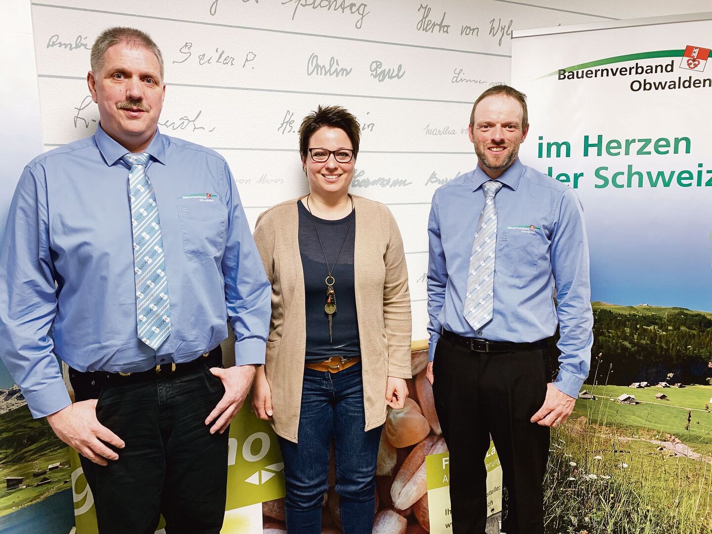 Präsident Peter Abächerli und Vorstandsmitglied Fabienne Wallimann mit dem abgetretenen Präsidenten Simon Niederberger (r.).