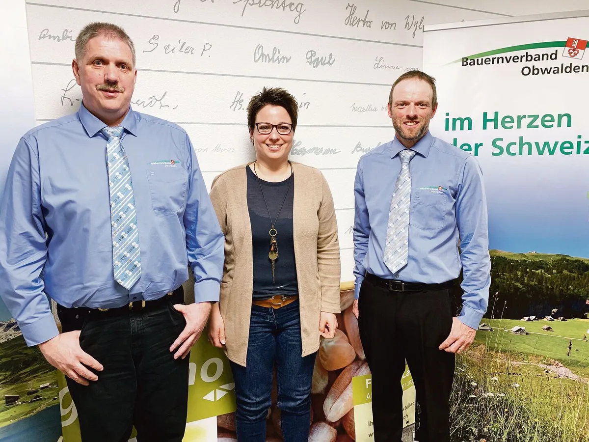 d21367b9920f302045bae5163f9b655fff9a0bf5f3abd021730d4c1042aea804 Präsident Peter Abächerli und Vorstandsmitglied Fabienne Wallimann mit dem abgetretenen Präsidenten Simon Niederberger (r.).
