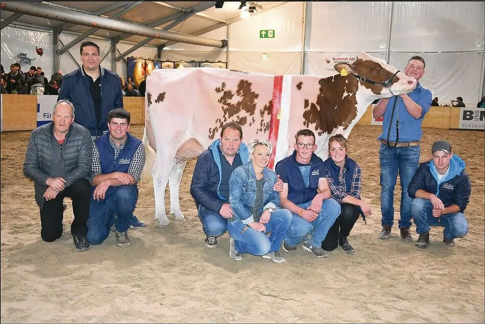 Margrit und Alex Gobeli (in der Mitte) mit ihrer Familie und Freunden anlässlich der BEA 2022, wo Elegance den Titel holte. Links stehend ihr Züchter Beat von Allmen.
