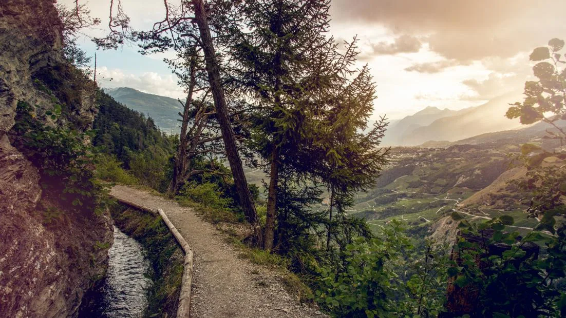 5e50686c9d9a01a04574b5fc8ac0918ee84a8943 Im Wallis gibt es mit den Suonen eine Tradition der Bewässerung. Durch den Klimawandel neu von Trockenheit betroffene Regionen könnten vom Erfahrungsaustausch profitieren. (Bild valais.ch)