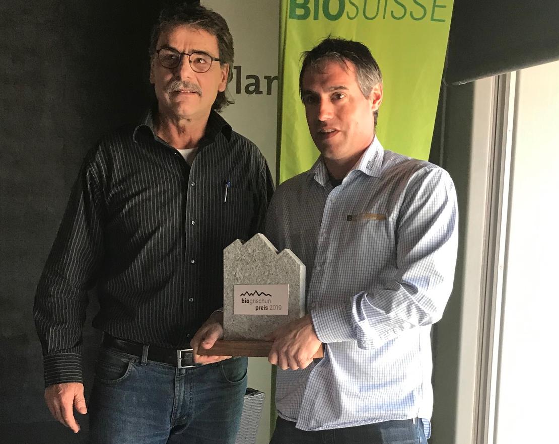 «Bio Grischun 2019»-Preisträger Reto Rauch (rechts) von der Bieraria Tschlin SA mit dem letztjährigen Gewinner, dem Kräuterbauer Reto Raselli. (Bild Alexandra Stückelberger)