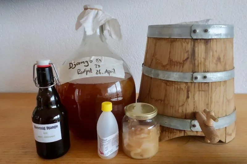 f7e6e1552ae8469c94a2e07652b30aab7caf6ffe Essig kann man gut selber aus Bier oder Wein herstellen. Zum Start Essigbakterien oder eine Essigmutter verwenden. (Bilder Esther Thalmann)