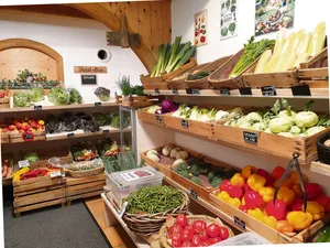 Will ein Hofladen verkaufen, gibt es keine halben Sachen. Die Regale und Kistchen müssen prall gefüllt sein und zum Kauf einladen. Die Qualität muss top sein. Wichtig sind auch die Öffnungszeiten abseits der üblichen Ladenöffnungszeiten.