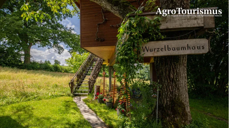 7754a7958e840dbcca7ff3b4fa3df52115547689 Idyllisch gelegen inmitten der Natur, lädt das liebevoll eingerichtete Baumhaus zum Übernachten ein. Auf Komfort und Regionalität wird Wert gelegt. (Bilder Swissfarm)