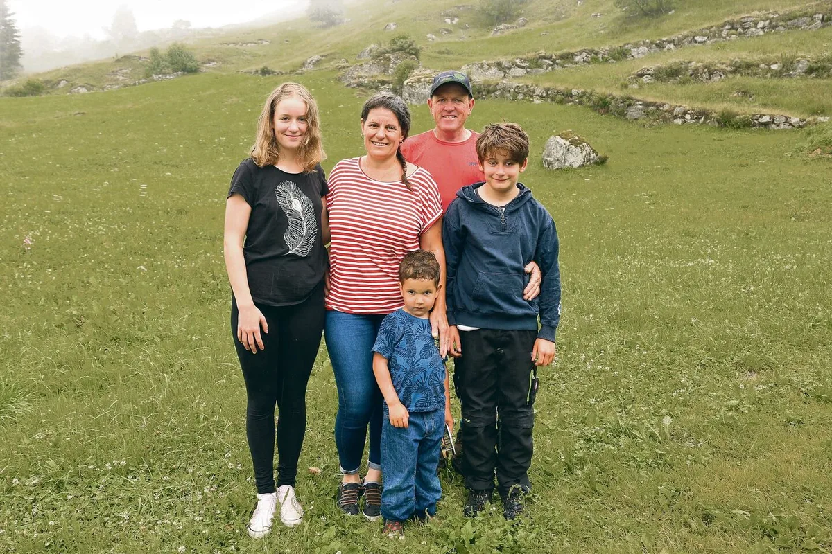 Amy Baumann mit ihrem Mann René und ihren Kindern Ladina, Cornel und dem Jüngsten, Julian.