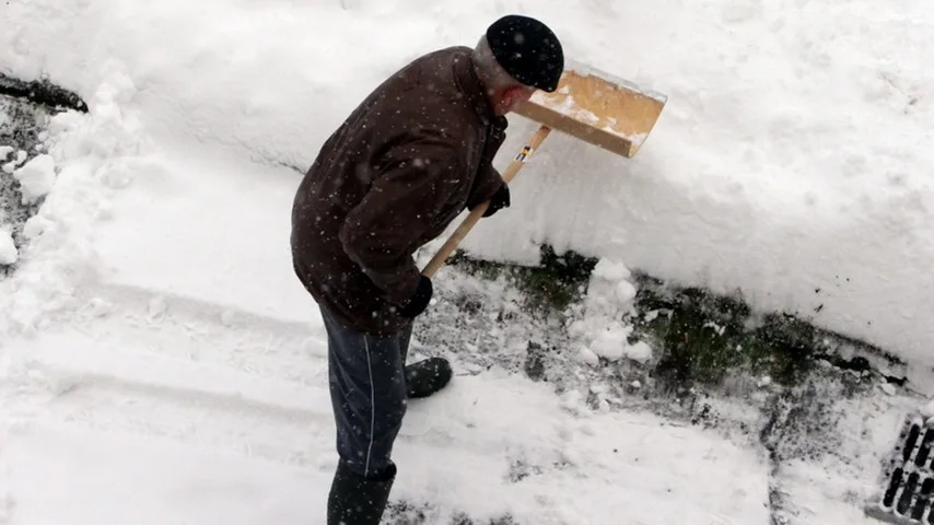 d67684d82ada85962d834275f45a84b9945ef8fa Taumittel helfen Wege eisfrei zu halten. Vor ihrem Einsatz sollten die Wege vom Schnee befreit werden. (Bild Landor)