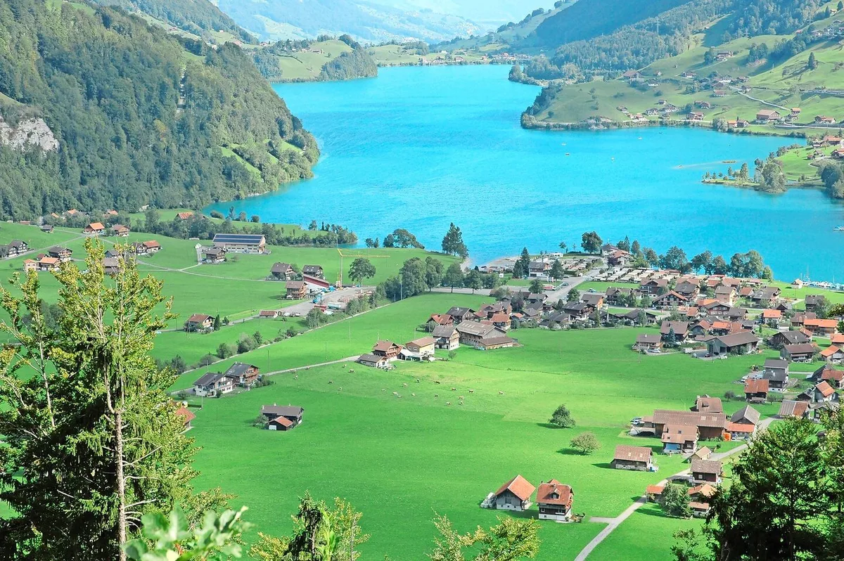 9e99a60a6c5d860b74b8389cbd6bb5a3043c16f9ef43d04ce91dd79af2dd0841 Grünlandkanton Obwalden (Das Bild wurde bei Lungern gemacht). Wenn Landwirte wenig Futter zukaufen und Futterzusätze einsetzen, erhalten sie Beiträge.