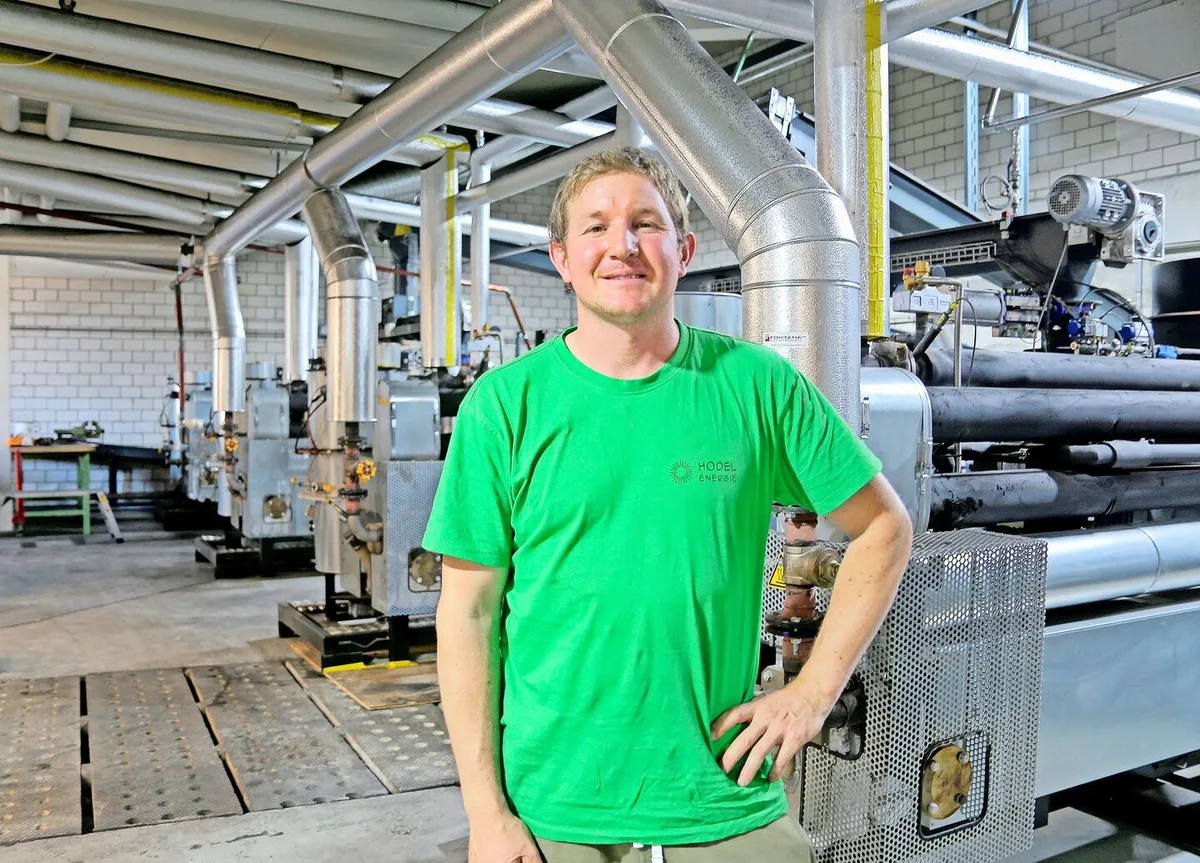 d9f3c15089db2277f140b47ed8235a42d8b97e093663b8b7332f85e036b073aa Georg Hodel im Maschinenraum: Hier sind fünf autonome Holzvergasungsanlagen und nachgelagerte Generatoren mit einer Leistung von 340 kW installiert.