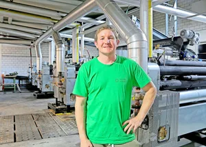 Georg Hodel im Maschinenraum: Hier sind fünf autonome Holzvergasungsanlagen und nachgelagerte Generatoren mit einer Leistung von 340 kW installiert.
