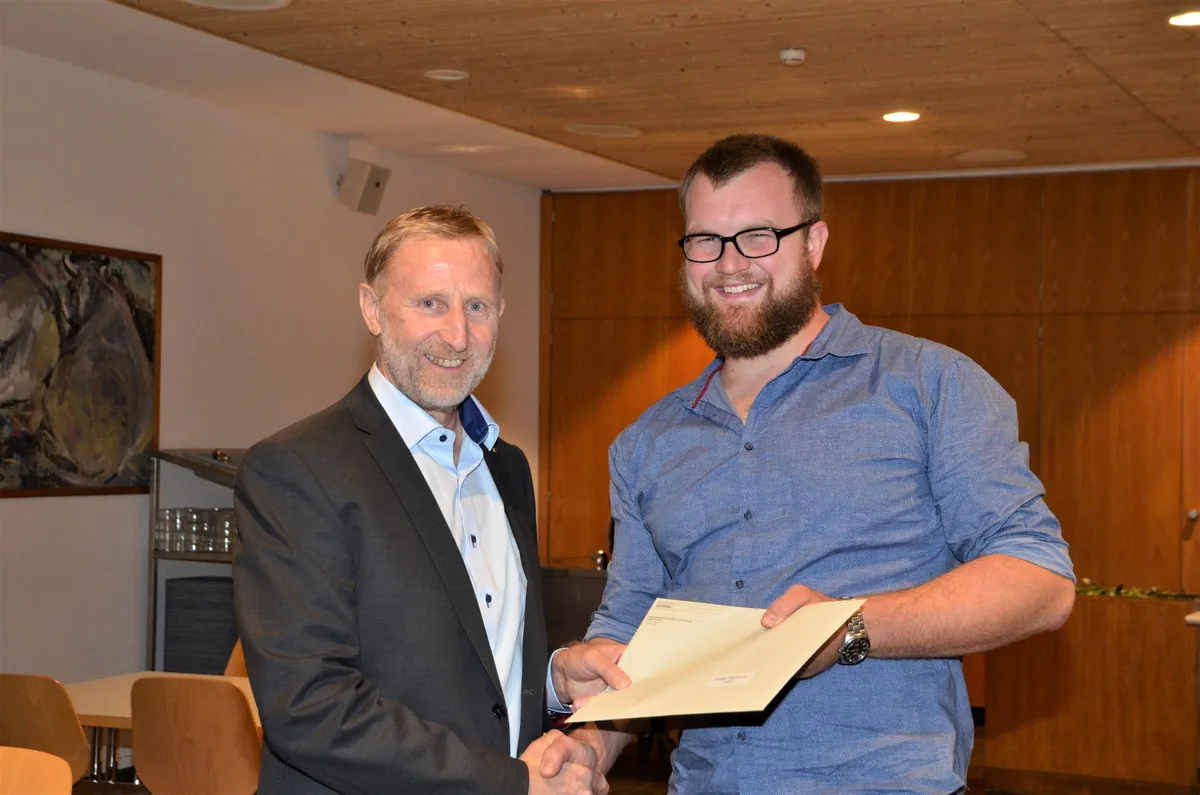c7e69a1cc19d2d4e94bab5ca112111e89738b7bb Walter Gut überreicht Stefan Budmiger den Fachausweis «Betriebsleiter Landwirtschaft». (Bild zVg)