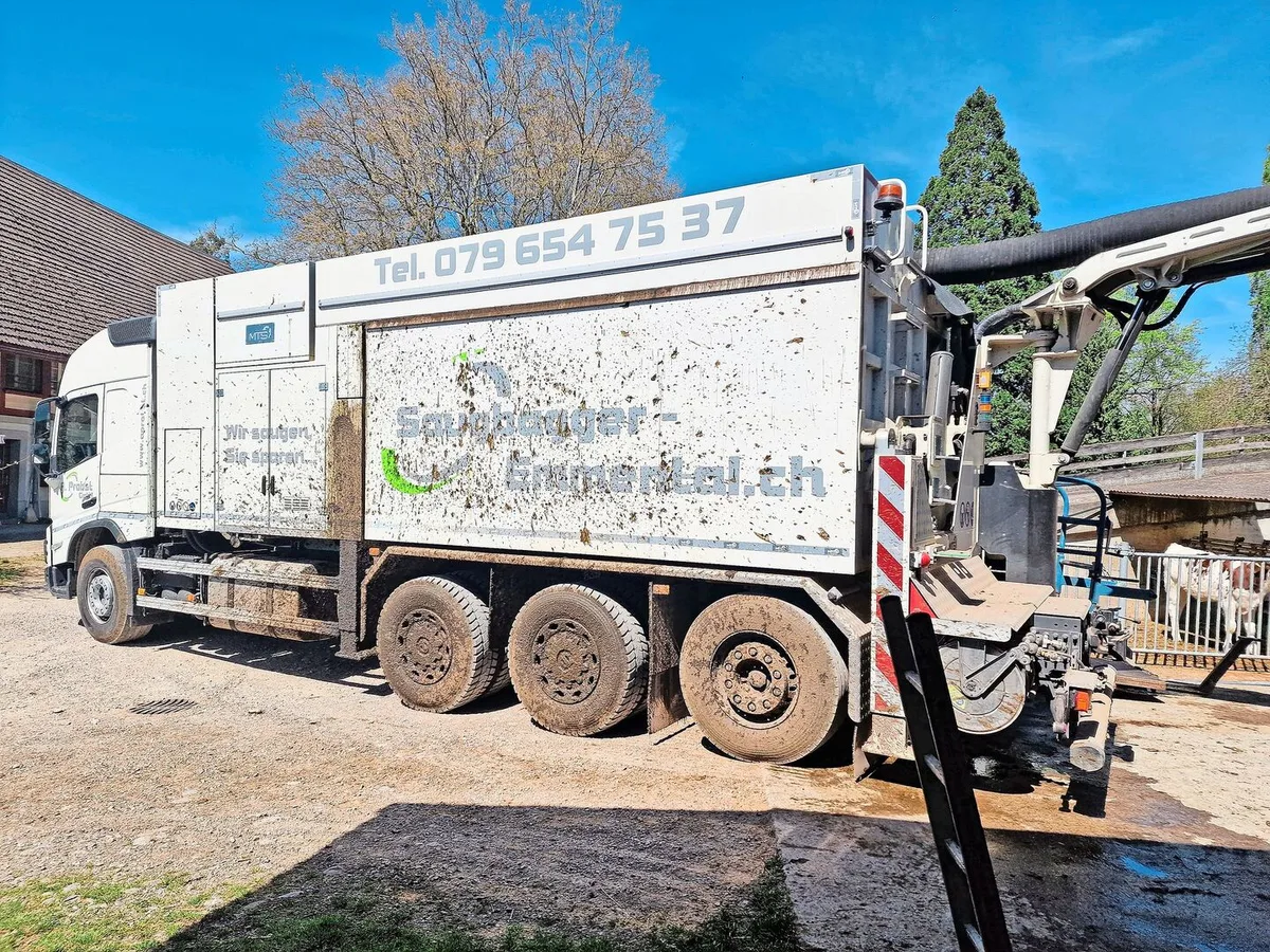 722219e056cd47ccc779f0d6e1be1c1dbc06b309b1a1fe3e2529b1bad4d5042b Der Saugbagger von Adrian Probst im Einsatz. Er hat ein Fassungsvermögen von 10 m3. Nach einem solchen Einsatz, verbunden mit Gülletransport, ist eine Komplettreinigung nötig.
