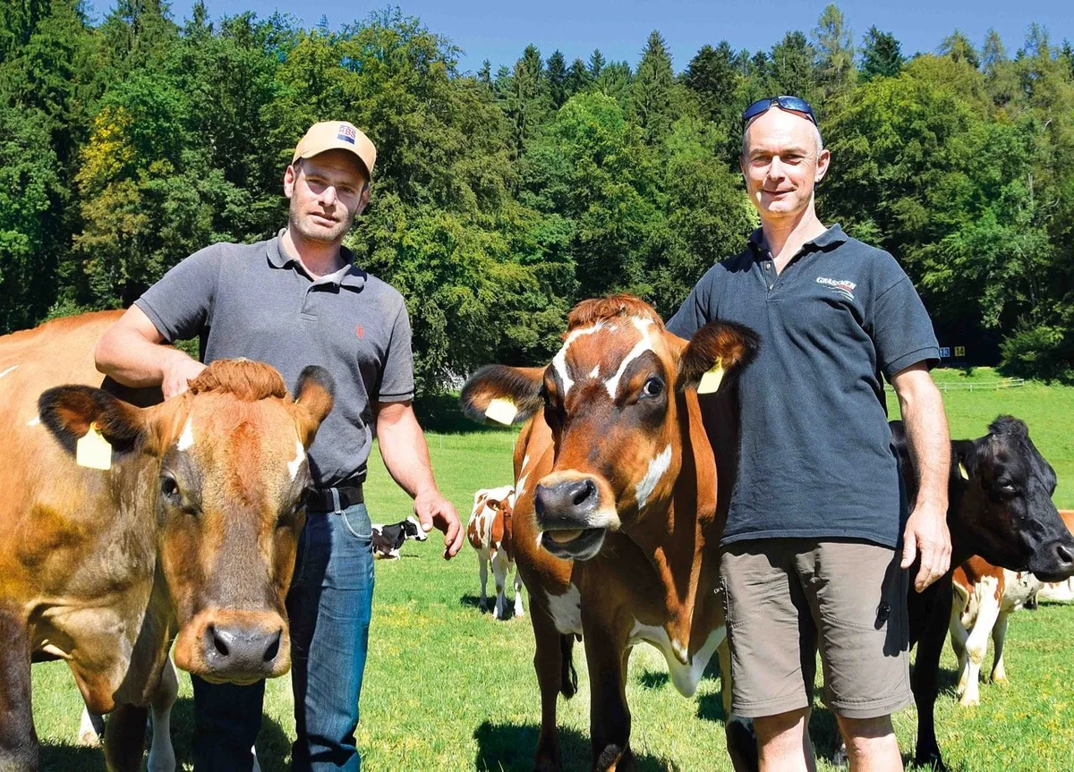 9608797f0d846c63bf510d0e9effcc294c82a3c1 Die zwei Milchproduzenten mit unterschiedlichen Systemen. Matthias Haldimann und Peter Trachsel (v.l.), beide aus Seon AG. (Bild akr)