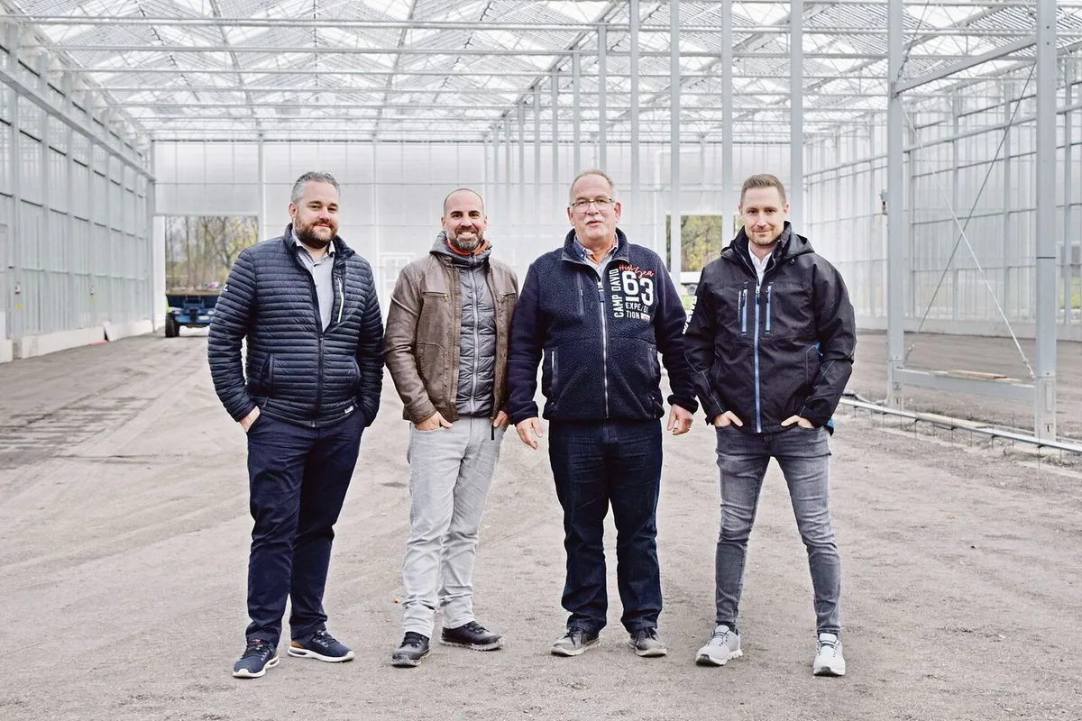 Ein Projekt mit mehreren Partnern (v. l.): Sandro Spescha, Leiter Energie EWB, Andreas Rohrer, Gemeinde Buchs, Bauherr Markus Kobelt und Adrian Bossart, Direktor EWB.