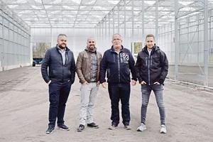 Ein Projekt mit mehreren Partnern (v. l.): Sandro Spescha, Leiter Energie EWB, Andreas Rohrer, Gemeinde Buchs, Bauherr Markus Kobelt und Adrian Bossart, Direktor EWB.