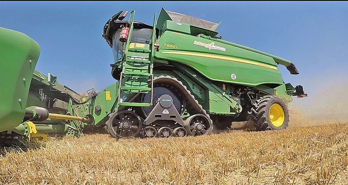 Dank der grossen Bodenkontaktfläche von 2,9 m2, hat das Raupenfahrwerk von allen drei Varianten den geringsten Bodendruck im Oberboden erzeugt. In weichem Boden wird zudem die Spurbildung reduziert.