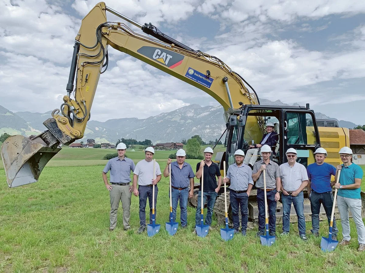 Regierungsrat Daniel Wyler persönlich machte mit dem Bagger den ersten Spatenstich. Im Bild vorne das Kernteam für das Projekt «Fleischhuis» Obwalden.
