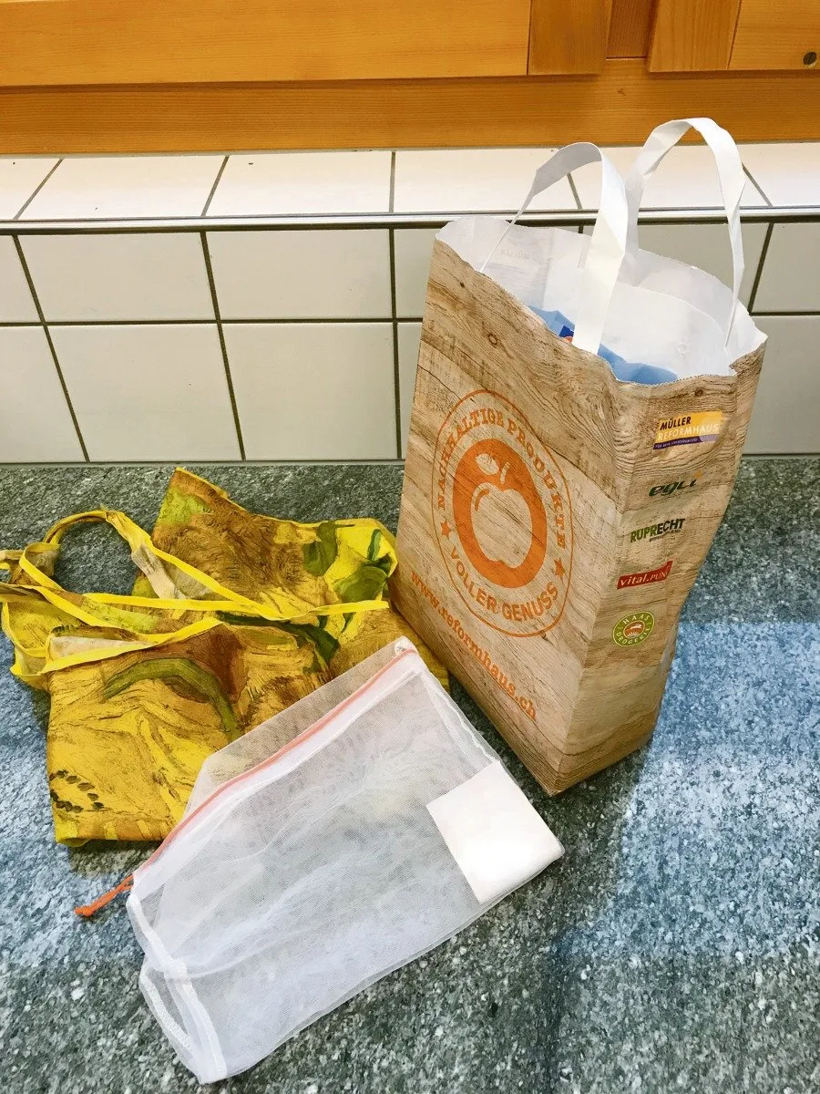 df5c5a32dc7353400943aba20cea576fcdd4fb80 Taschen und Säcklein beim Einkaufen selber mitbringen: Eine kleine Tat, vermindert jedoch Abfall.(Bild Marlis Hodel)