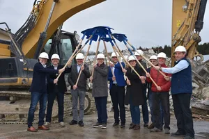 Spatenstich in Sempach, offizieller Start des Bauvorhabens (auf dem Foto: Verwaltungsrat und Geschäftsleitung der SUISAG, Bild zVg))