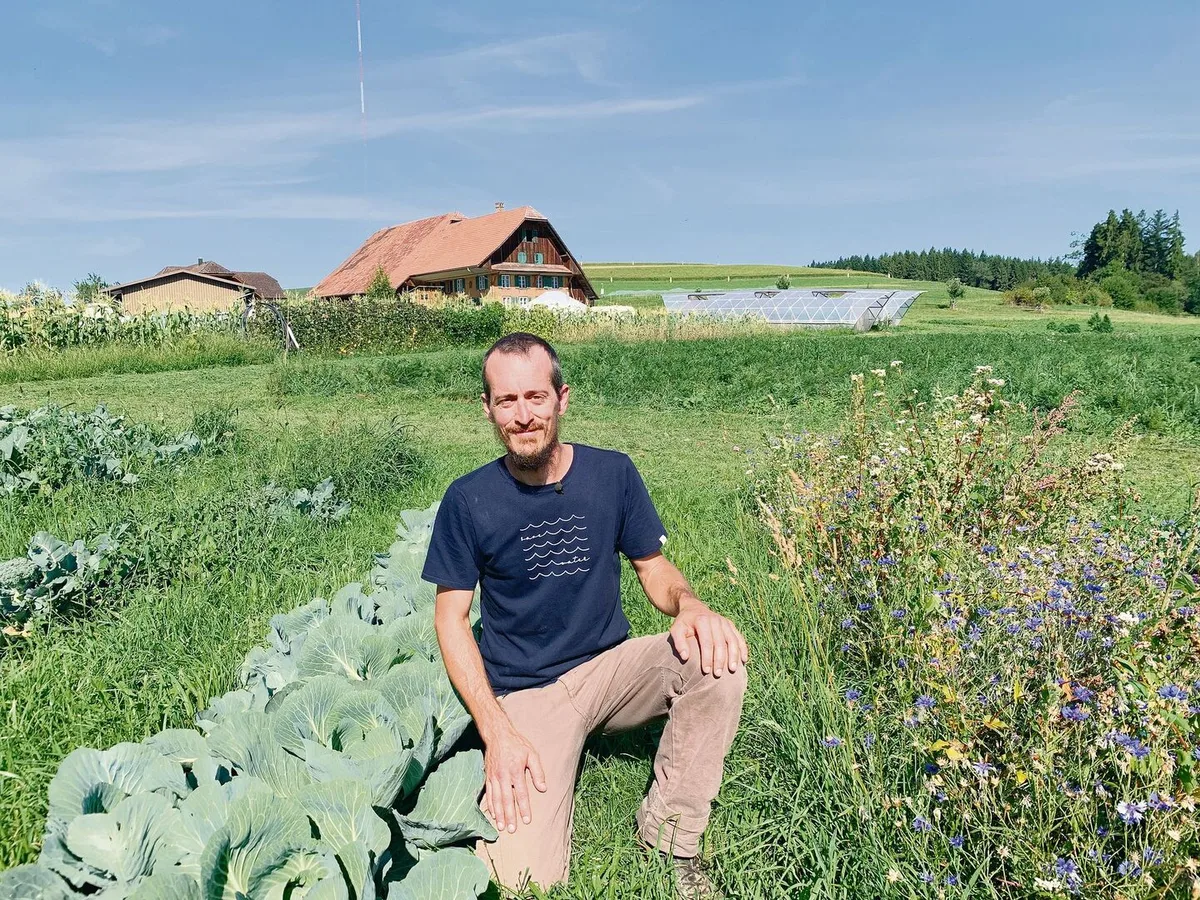 3e29e0bb84bce14bde3f9e5c7c855967089c125a073957488c565c50e9a39d11 Markus Schwegler in der neu gestalteten Kulturlandschaft auf dem Katzhof mit viel Gemüse, wo das Wasser optimal gelenkt und so besser genutzt werden kann.