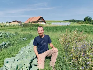 Markus Schwegler in der neu gestalteten Kulturlandschaft auf dem Katzhof mit viel Gemüse, wo das Wasser optimal gelenkt und so besser genutzt werden kann.