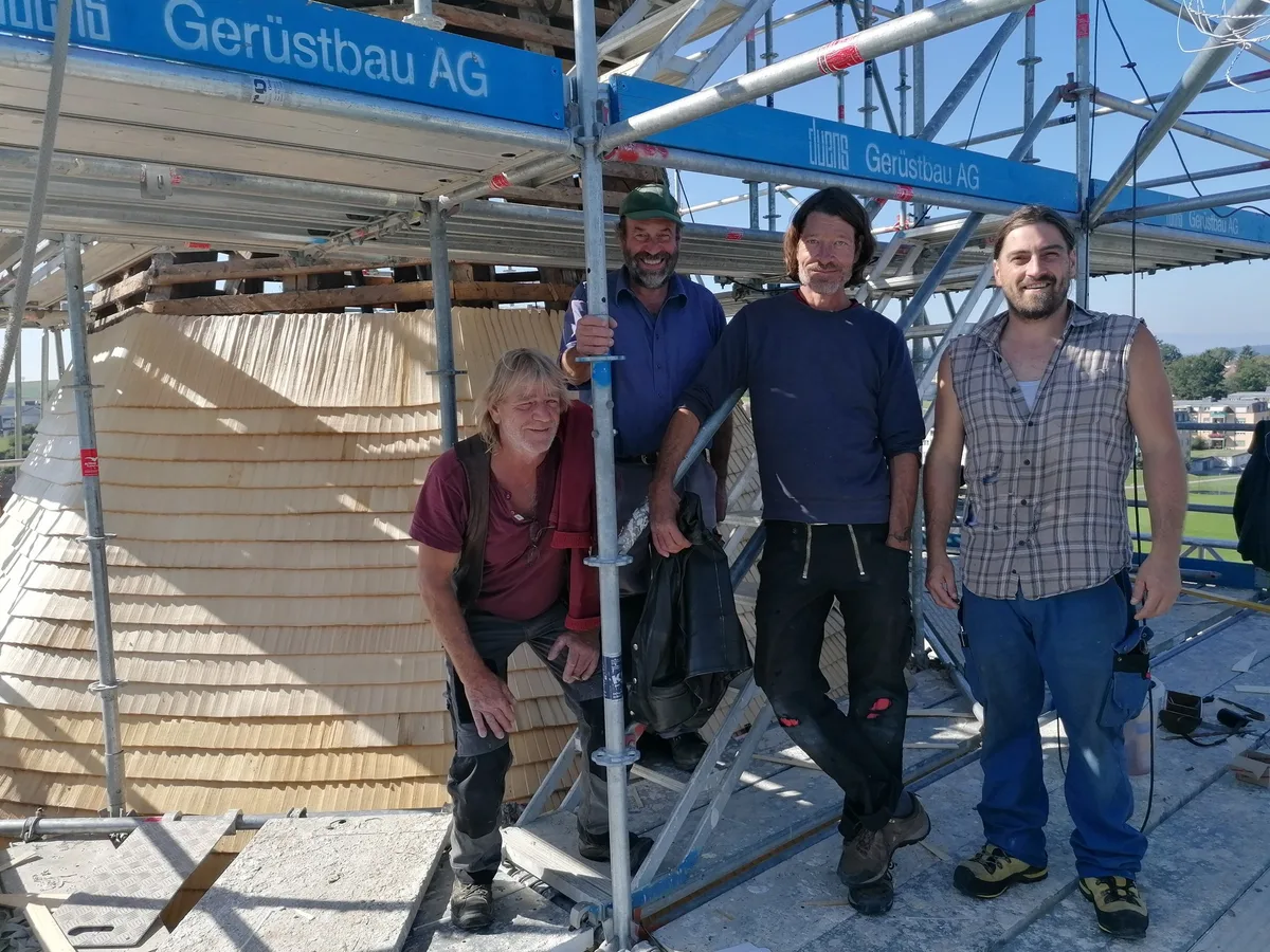 Vier Schindelmacher zeigen uns, wie ein Kirchturm neu gedeckt wird