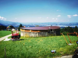 Das fertig gedeckte Silo mit den braunen gedämmten Sandwich-Paneelen bei Jörg Gabriel, Ebrüti, Ebikon. (Bild Erni AG)