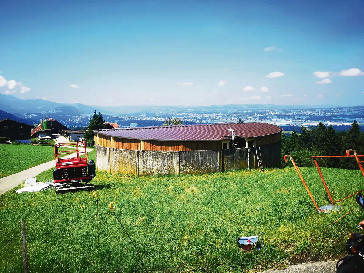 9fa326d3170d91f14e756259c5b459eb0a6286b9 Das fertig gedeckte Silo mit den braunen gedämmten Sandwich-Paneelen bei Jörg Gabriel, Ebrüti, Ebikon. (Bild Erni AG)