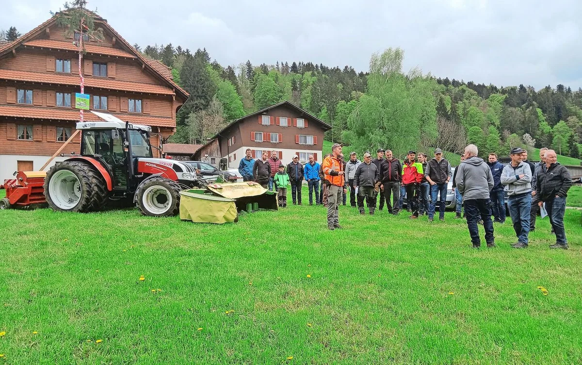 dd63c451d38b8440addf425ebd620008c5e31e16722260ddf9e0a0305091896f Grosses Interesse an der Flurbegehung auf dem Betrieb von Pirmin Schöpfer. Lohnunternehmer André Troxler (Mitte) präsentierte auf Grossbüel seine Mähgeräte.