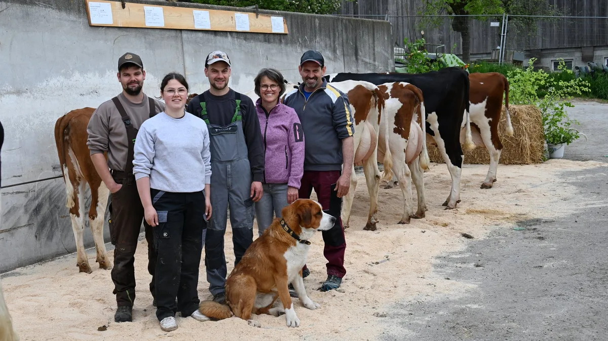 Familie_Peter_kann_regelmässig_Zuchtfamilien_präsentieren__v._l.__David__Leonie__Jonas__Regula_und_Martin_sowie_Hofhund_Charly Die Zuchtfamilienschau-Experten sind Stammgast bei Peters