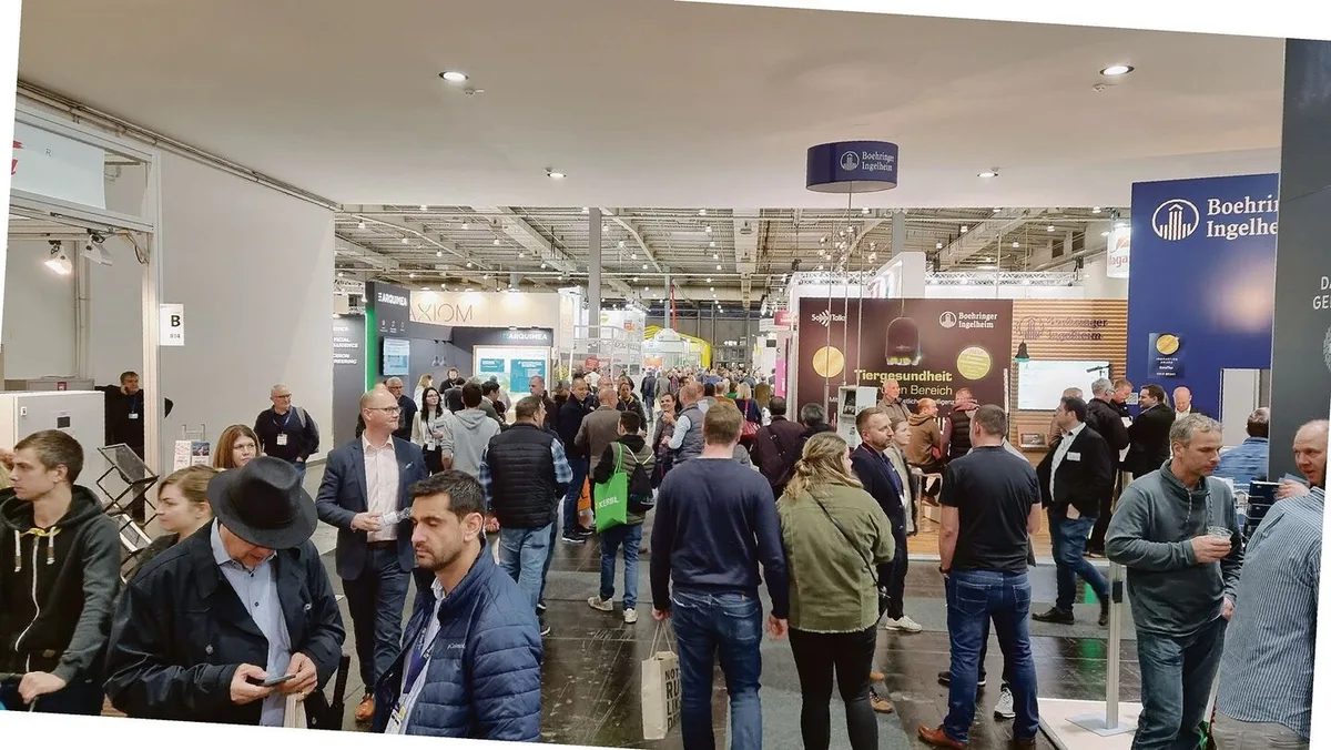 73c6e4a97d8e44964de9c6b82fda3b91e27699a0d8d7fa34c1c2f4a972ecdbd9 Unter den insgesamt 1820 Ausstellern auf der Euro-Tier in Hannover befanden sich dieses Jahr 18 Schweizer Firmen. Im Vergleich zur letzten physischen Messe 2018 blieben viele Ausstellungsplätze unbesetzt; dies wirkte sich auch auf die Besucheranzahl aus.
