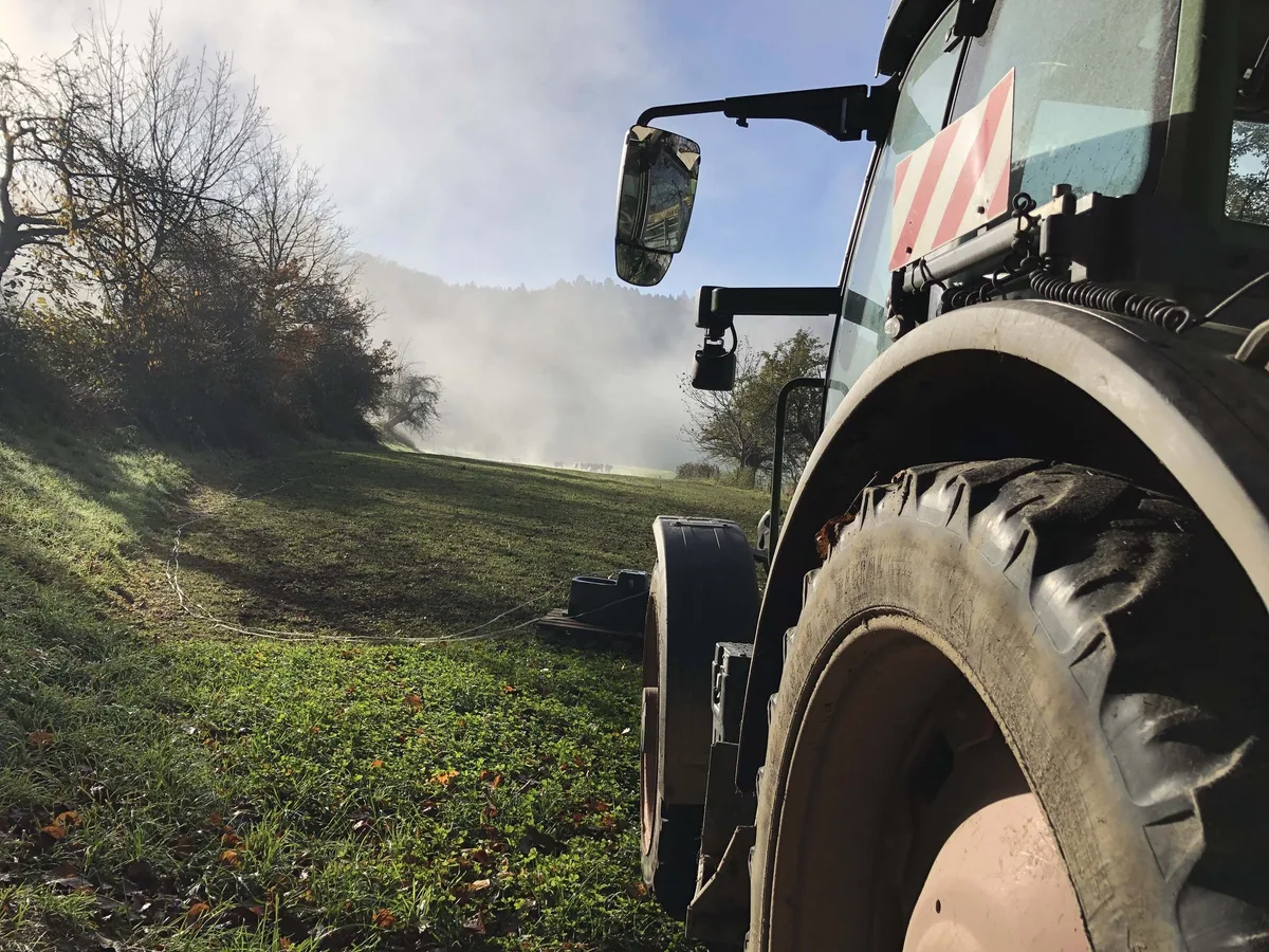 traktor_landschaft_jsc 92 Millionen Direktzahlungen einsparen – «Bauernfamilien sollen bluten»