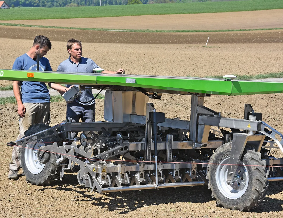 a930b3dbf993dad796a6e6eb6b0e355d5b4e249f Daniel Vetterli, FiBL (links) und Marius Frei, Lenzberg precision farming testen den autonomen Farmdroid Roboter auf dem Feld. Bild: Hansueli Dierauer, FiBL