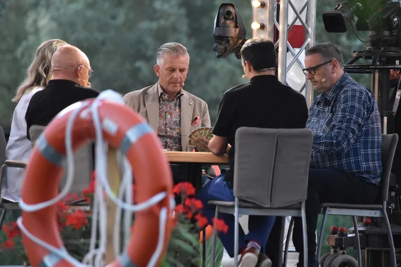 Die Teilnehmer des ersten Donnschtig-Jass im 2021 mit Moderator Rainer Maria Salzgeber (Mitte). (Bild Thomas Güntert)
