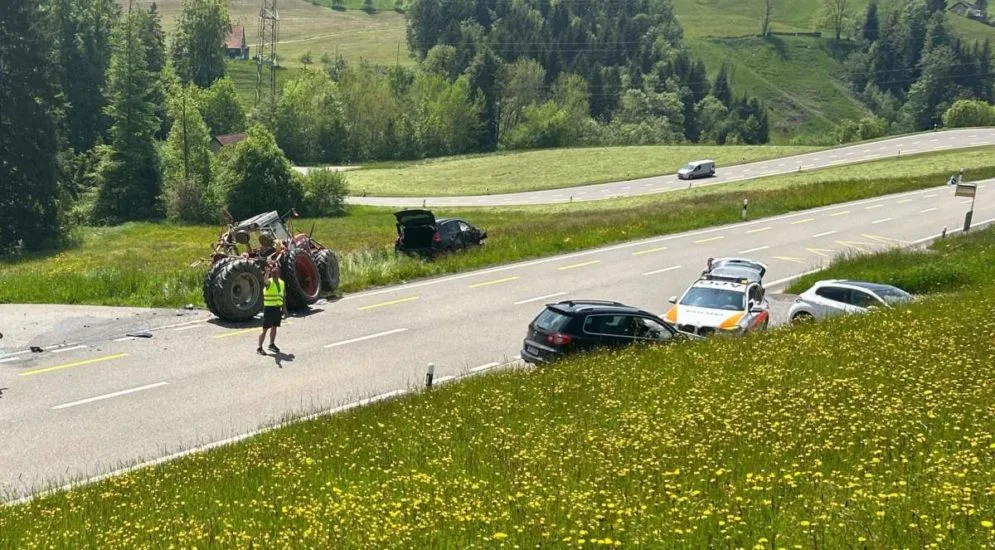2023_05_27_VU_Trogen-995×550 In Trogen im Kanton Appenzell Ausserrhoden sind am Freitag ein Traktor und ein Auto zusammengestossen