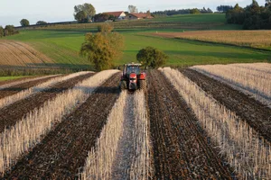 Bei Arbeitsbreiten von drei Metern lohnt sich GPS-RTK. Dabei wird die Traktor-Position mit einem Korrektursignal auf eine Genauigkeit von +/- 2 Zentimetern gefahren. Damit werden Überlappungen vermieden. Bild: zVg