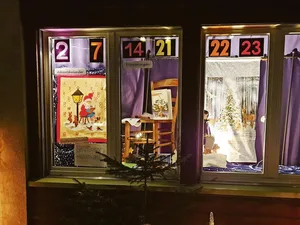 Mit viel Liebe zum Detail: So sah Erika Hubelis Adventsfenster am 14. Dezember aus. Bis Weihnachten wird sie es noch mehrmals erweitern.