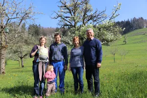 Markus und Rebekka Fischer führen in Bäretswil ZH einen silofreien Biobetrieb. Bei der Hofübernahme von seinem Vater Gerhard hat der Landwirt das Augenmerk auf die Milchproduktion gerichtet und sie mit der Umstellung auf Vollweide und dem Verzicht auf Kraftfutter extensiviert. Damit sind Fischers für Pro Natura ein Vorzeigebeispiel dafür, wie ihre Vorschläge in der Praxis umgesetzt werden können.