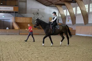Beim letzten Training vor der Brevetprüfung erhält Anja noch die letzten Tipps und Tricks von NPZ-Reitlehrerin Lea Städler. (Bilder zVg/NPZ)