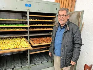 Peter Hauri betreibt die Dörranlage in Rafz seit 12 Jahren. Während der Saison nimmt er an drei Vormittagen pro Woche frisches Obst und Gemüse entgegen. Das fertige Dörrgut wird anschliessend von den Besitzer(innen) abgeholt.