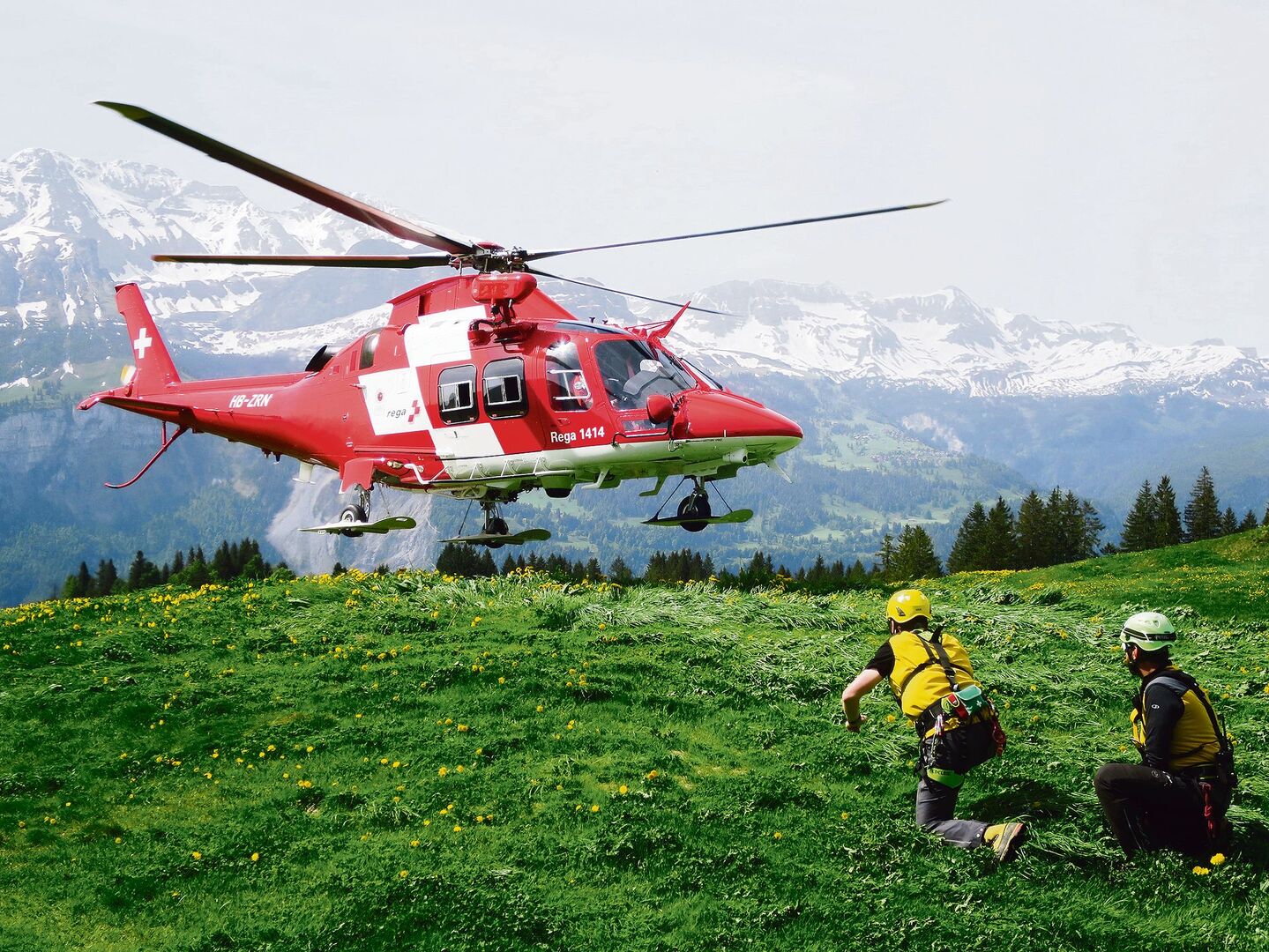Wenn Viehhüterdrähte und Heuseile, die mehr als zwei Meter über dem Boden gespannt sind, markiert werden, kann schon sehr viel zur Sicherheit der Rega-Crew beigetragen werden.