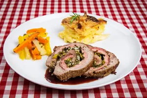 Rindsrollbraten vom Tuxerrind an Rotweinsauce, Kartoffelgratin und farbige Rüebli. (Bild SRF/ Ueli Christoffel)