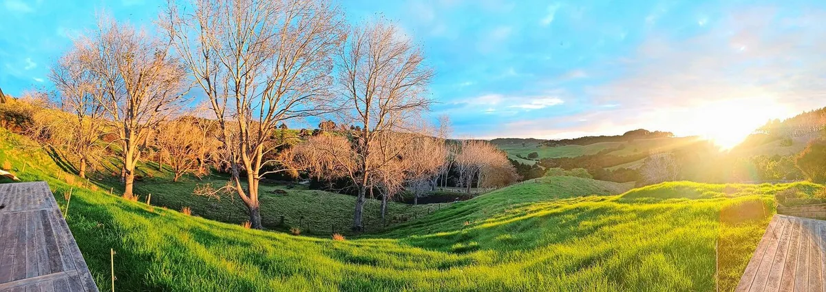 In Neuseeland geht ein langer Sommer in den Herbst über. Die Nächte sind merklich länger geworden, doch am Morgen geht die Sonne genauso schön auf.