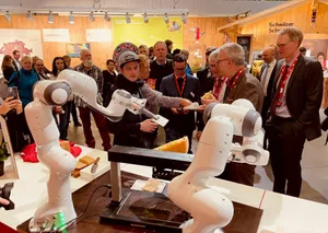 Roboclette, der weltweit erste Raclette-Roboter, begeistert die Besucherinnen und Besucher.