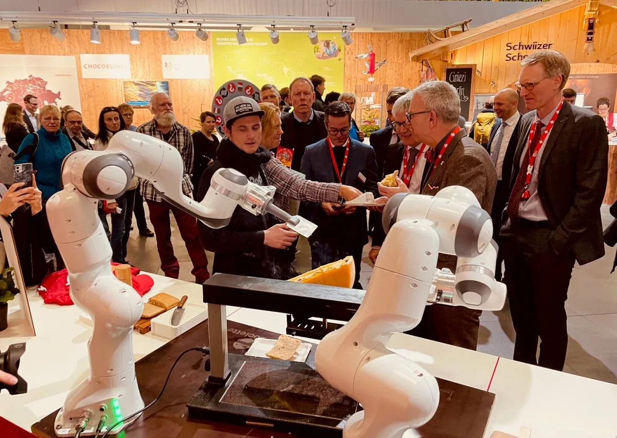 Gruene-Woche-Berlin-2023_Raclette-Roboter_mr Schweizer Raclette-Roboter begeistert Berlin